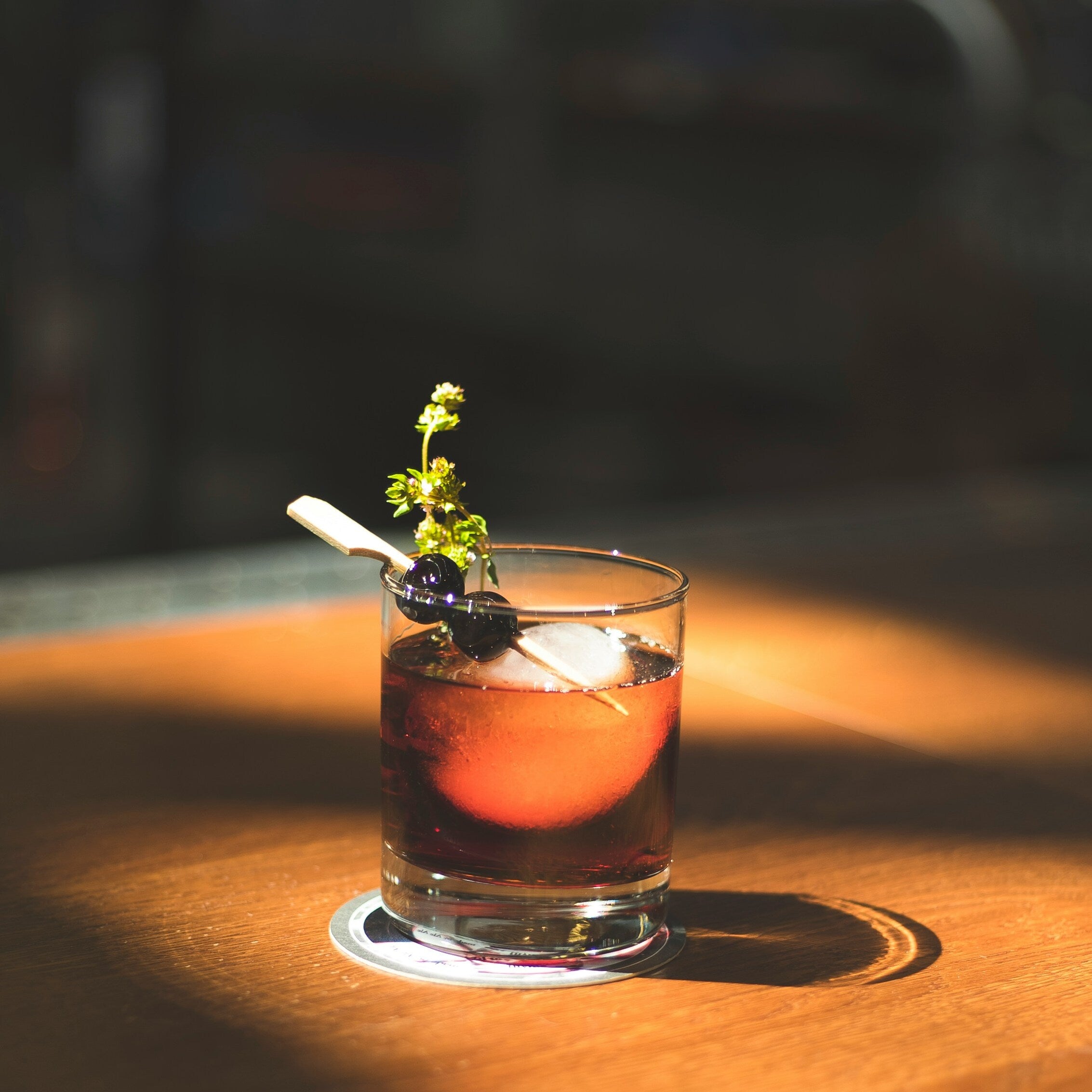 礼杯刻字设计:位置、字体与日常可读性 橡树礼杯 材质与设计